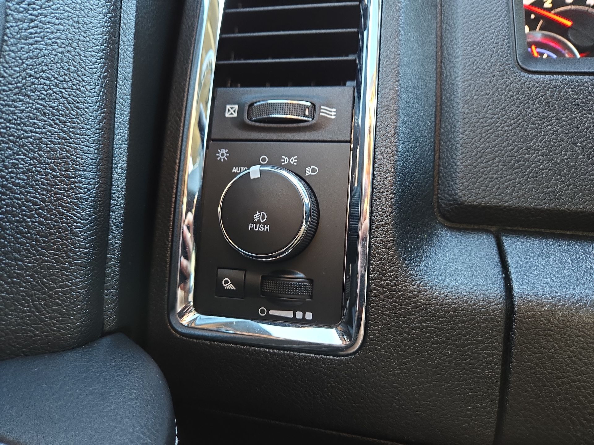 2019 RAM 1500 Classic Laramie Crew Cab 4x4 5'7" Box